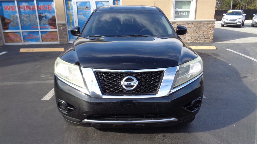2013 Nissan Pathfinder S photo 2