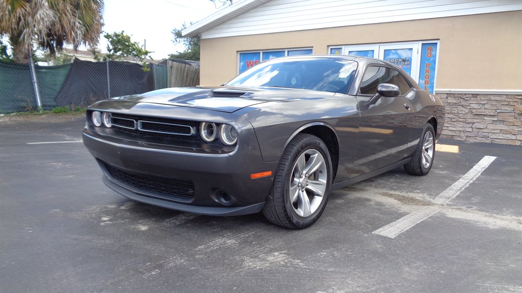 2015 Dodge Challenger SXT's photo