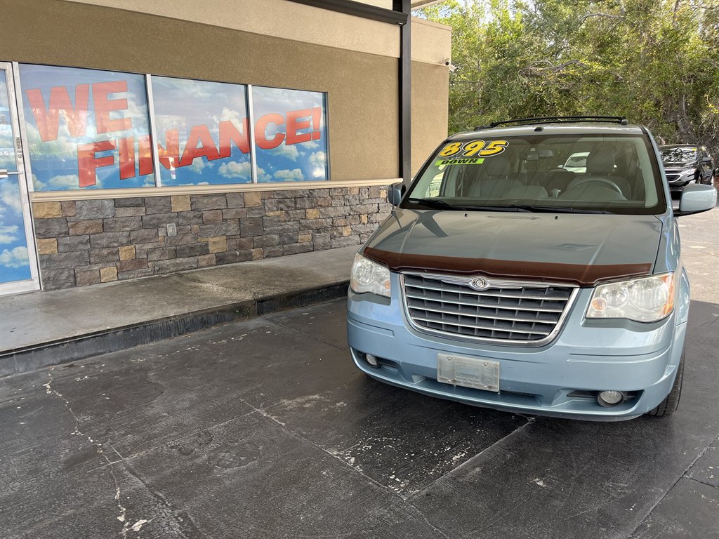 2009 Chrysler Town & Country Touring's photo