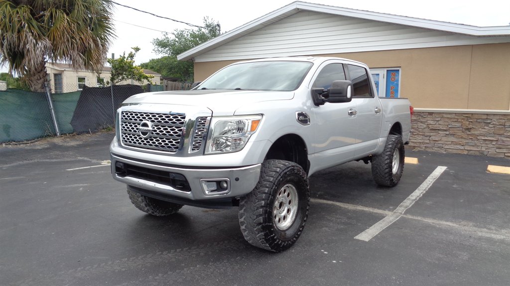 2017 Nissan Titan SV 4X4 Crew Cab's photo